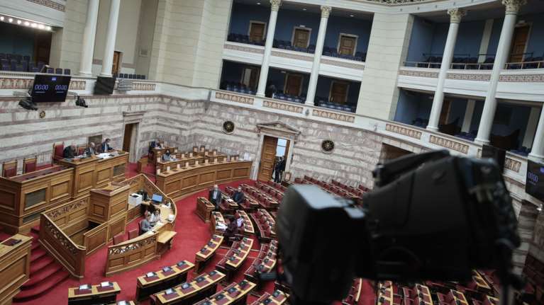 "Πόλεμος" για την αποχή ΣΥΡΙΖΑ από τη Βουλή: Το "σουρωτήρι μαφιόζων", η κοινοβουλευτική εκτροπή και το "χέβι μέταλ"