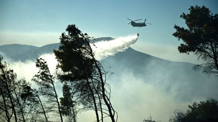 Θάσος: Κεραυνοί προκάλεσαν δύο δασικές πυρκαγιές - Μάχη με τις φλόγες δίνουν πυροσβέστες από την Καβάλα