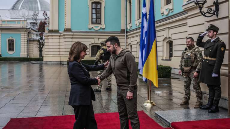 Σακελλαροπούλου σε Ζελένσκι: Να λογοδοτήσουν οι υπαίτιοι για τα εγκλήματα πολέμου - Δεν θα ξεχάσουμε τη Μαριούπολη