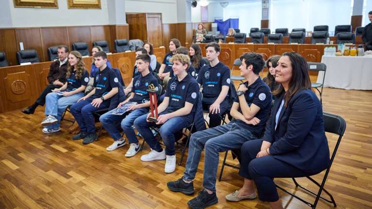 Βράβευση της ομάδας UniREVsals στο Πανελλήνιο Πρωτάθλημα Ρομποτικής FIRST TECH Challenge από τον Δήμαρχο Πειραιά