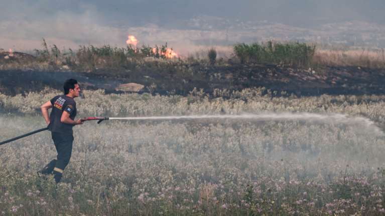 Φωτιά στον Κάλαμο: Καίγεται χαμηλή βλάστηση - Επιχειρούν επίγειες δυνάμεις