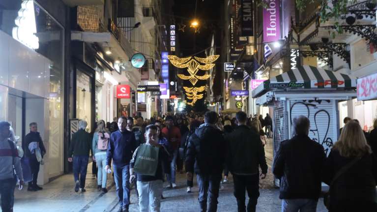 Χριστούγεννα: Εορταστικό ωράριο σε Αθήνα και Θεσσαλονίκη – Ποιες Κυριακές θα είναι ανοιχτά τα καταστήματα