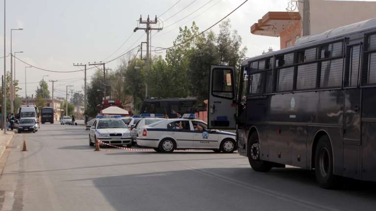 Ζεφύρι: Τι κρύβεται πίσω από την επίθεση του 53χρονου στη σύζυγό του - Της έβαλε φωτιά μπροστά στα παιδιά και τα εγγόνια τους