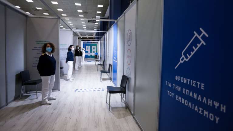 Παρενέργειες εμβολίων: Το 80% εκδηλώνεται στην πρώτη δόση - Με Pfizer και Moderna ο εμβολιασμός μαθητών