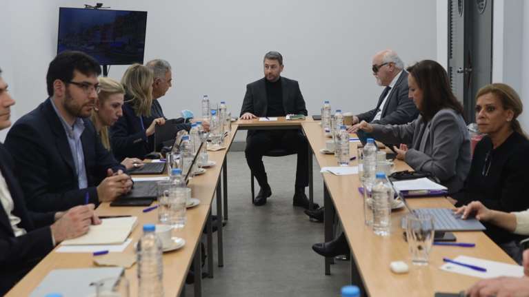 Το ΠΑΣΟΚ ψάχνει αντίδοτο στην επίθεση της κυβέρνησης: Τα μηνύματα Ανδρουλάκη, η πρόταση Δούκα και οι γκρίνιες στο παρασκήνιο