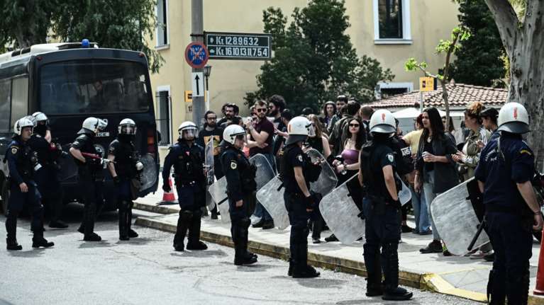 Γυναικοκτονία στους Αγίους Αναργύρους: Στην ανακρίτρια ο 39χρονος – Αποδοκιμάστηκε έντονα, ένταση με συγκεντρωμένους