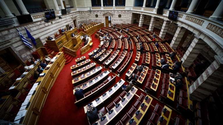 Ψηφίζεται σήμερα το μπλόκο στον Κασιδιάρη - Όχι στην κυβέρνηση, ναι στην πρόταση Αλιβιζάτου, λέει ο ΣΥΡΙΖΑ