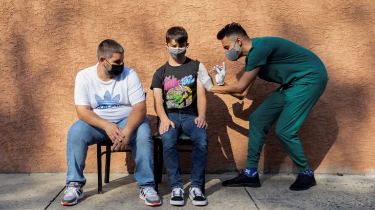 Κορονοϊός - Βρετανία: &quot;Όχι&quot; στον εμβολιασμό υγιών παιδιών 12-15 ετών λένε ειδικοί σύμβουλοι