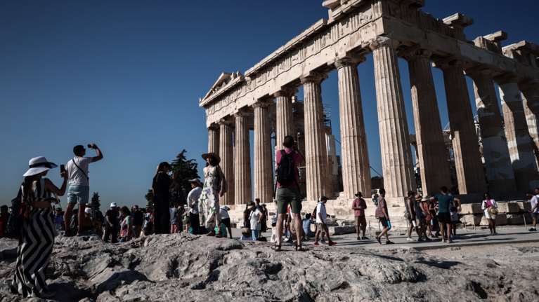Μπαίνει κόφτης στους επισκέπτες της Ακρόπολης: &quot;Έως 20.000 την ημέρα για την προστασία του μνημείου&quot; λέει η Μενδώνη