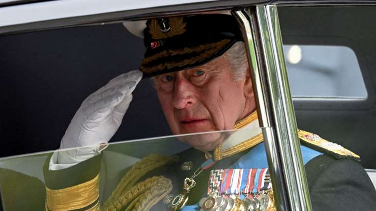 Βασιλιάς Κάρολος: Αυτό είναι το έμβλημα στέψης στα 15 βασίλεια - Έργο του πρώην επικεφαλής σχεδιαστή της Apple [εικόνα]