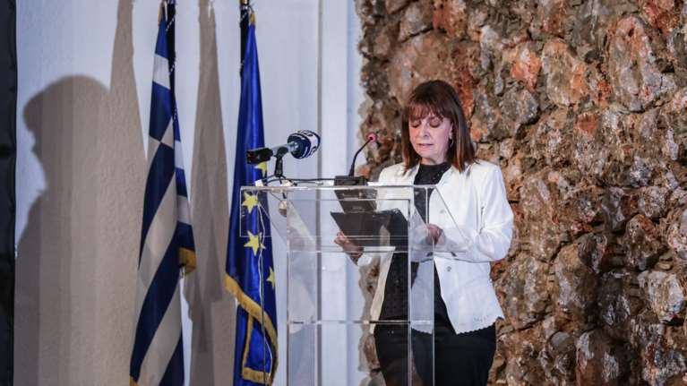 Σακελλαροπούλου: Η βασιλεία της Ελισάβετ σημάδεψε τη σύγχρονη ιστορία του Ηνωμένου Βασιλείου