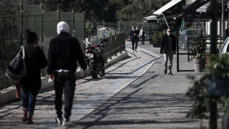 Εξαδάκτυλος: Να μην ελπίζουμε σε εύκολο χειμώνα όσο δεν εμβολιαζόμαστε - &quot;Καμπανάκι&quot; για τους άνω των 50 ετών