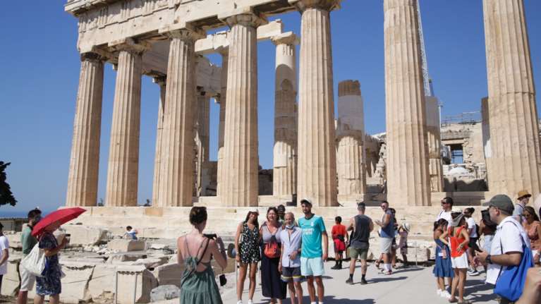 Σουβλάκι, φέτα και τζατζίκι: Ερευνα αποκαλύπτει πώς βλέπουν οι Γερμανοί την Ελλάδα