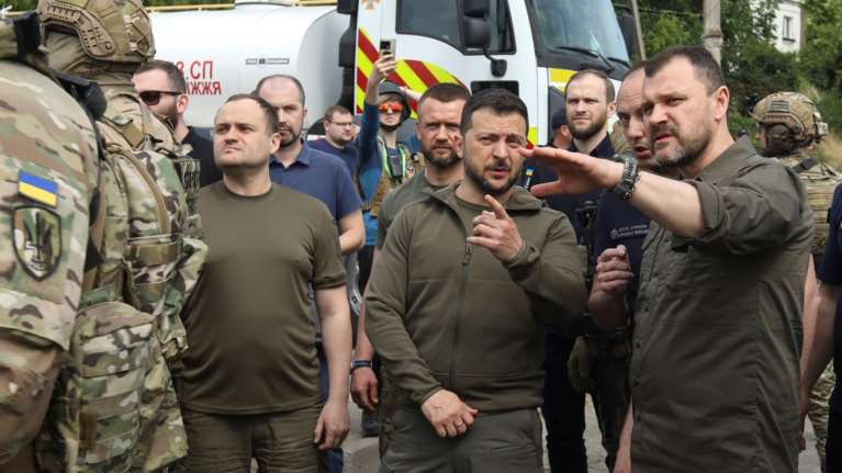 Ζελένσκι: Επισκέφτηκε ουκρανικά στρατεύματα στο νοτιοανατολικό μέτωπο και απένειμε μετάλλια