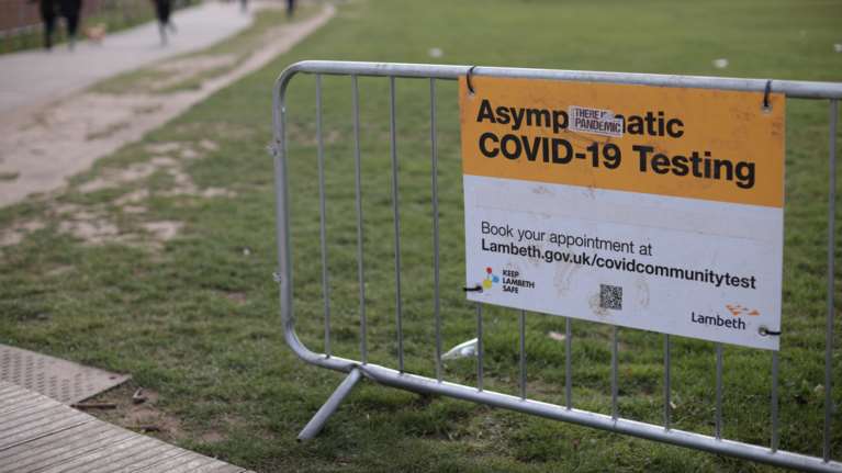 Self test και στη Βρετανία: Δύο την εβδομάδα για κάθε πολίτη - Το κλιμακωτό σχέδιο Τζόνσον για άνοιγμα