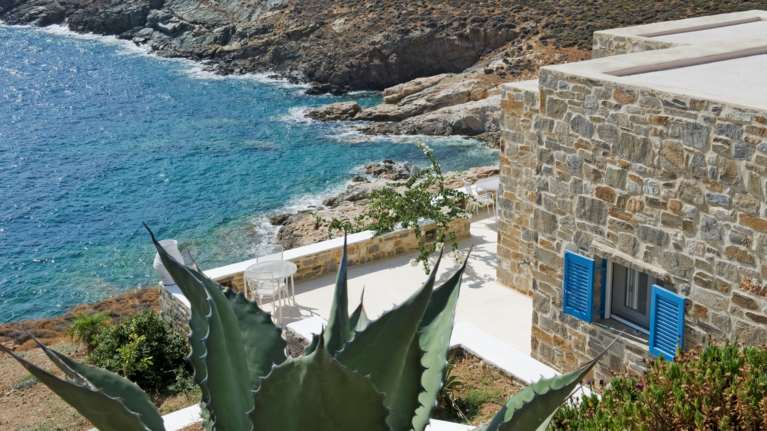 Η αρχιτεκτονική του πέτρινου σπιτιού στη Σέριφο: Εμπνέει χαλαρούς ρυθμούς και αναδεικνύει την αίσθηση του ελληνικού καλοκαιριού