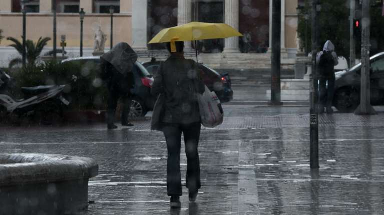 &quot;Χτύπησε&quot; και την Αθήνα η κακοκαιρία: Σφοδρές βροχοπτώσεις σε βόρεια και ανατολικά προάστια [Εικόνες-βίντεο]