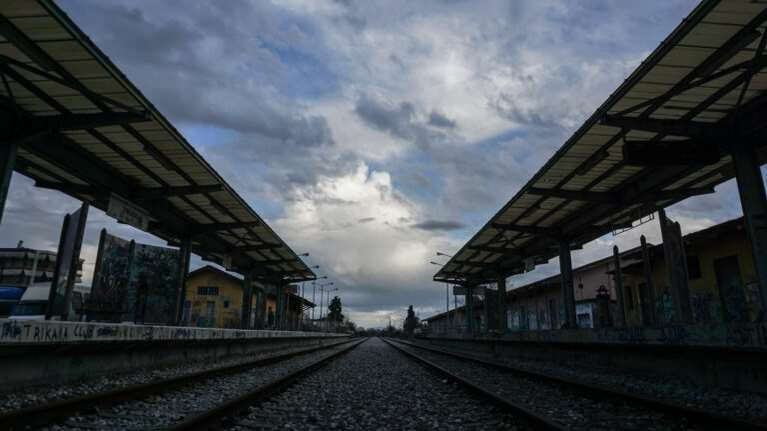 Φωτιά ανάμεσα σε Λάρισα και Λιτόχωρο: Διακόπηκαν τα δρομολόγια των τρένων