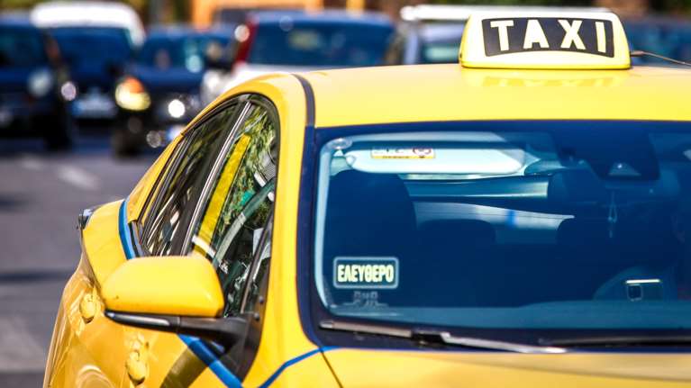 Σαρωτικοί έλεγχοι σε κεντρικές πιάτσες ταξί για το ειδικό σήμα με τα POS - Πρόστιμα από τέλη της εβδομάδας