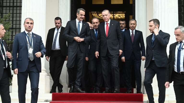 Παραδοσιακό το μενού στο γεύμα Ερντογάν - Μητσοτάκη: Ντολμαδάκια, χωριάτικη, ταραμοσαλάτα, αχνιστός ροφός και χαλβάς