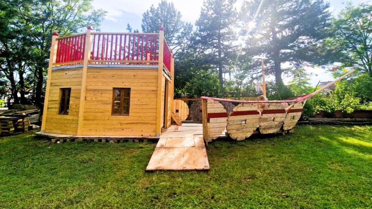 Principia: Χρησιμοποιημένες παλέτες μετατράπηκαν σε παιδότοπο για παιδιά με αναπηρία στην Κοζάνη