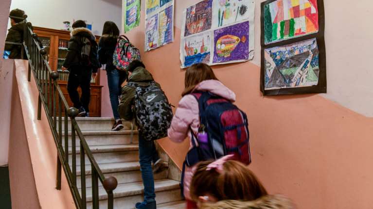 &quot;Βόμβα&quot; Τσακρή: Εξίσου επιθετική και στα παιδιά η βρετανική μετάλλαξη του κορονοϊού [βίντεο]