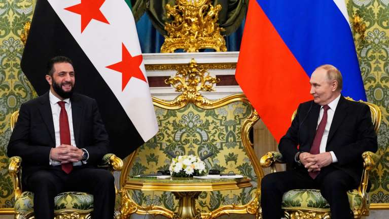 Συνάντηση Πούτιν - αλ Σάρα στη Μόσχα: Δέσμευση για τήρηση των συμφωνίων και την παρουσία ρωσικών βάσεων