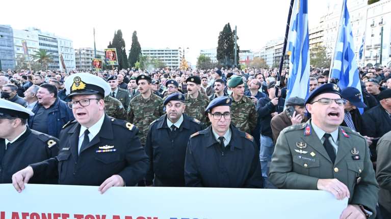 Στη Βουλή οι στρατιωτικοί: Ενός λεπτού σιγή, συνθήματα και εθνικός ύμνος