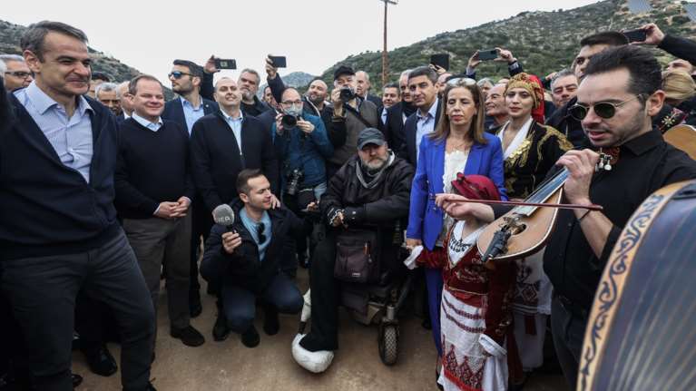 Με λύρα και μαντινάδες υποδέχτηκαν τον Μητσοτάκη στο εργοτάξιο του ΒΟΑΚ [εικόνες-βίντεο]