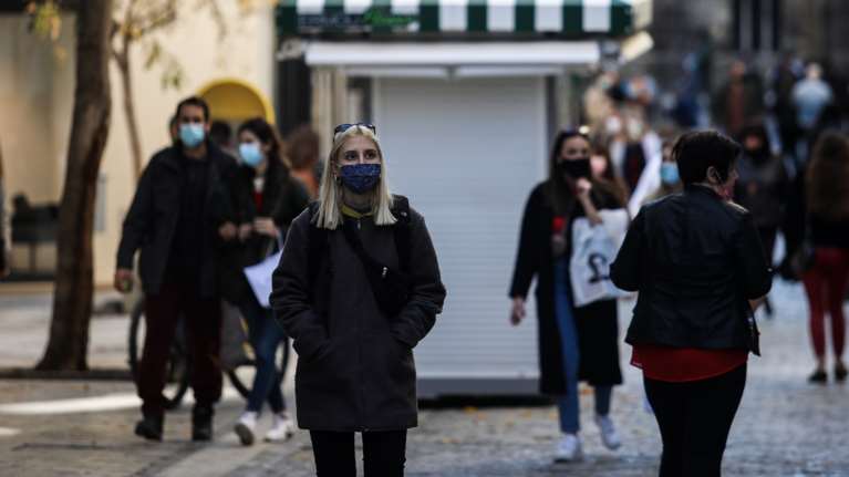 ΟΠΕΚΑ: Πότε καταβάλλονται τα επιδόματα - Διπλό ελάχιστο εγγυημένο εισόδημα για τον Δεκέμβριο