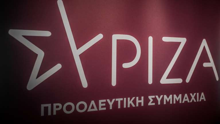 Καρφιά ΣΥΡΙΖΑ σε Μητσοτάκη: Υποκλίθηκε στην έκπτωτη βασιλεία - Υποκριτής που θέλει να πατά σε δύο βάρκες
