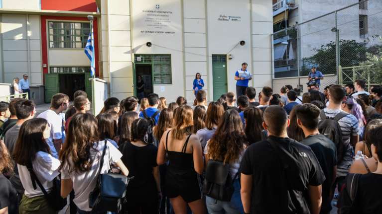 Πανελλαδικές 2021: 10 κρίσιμες ερωτήσεις &amp; απαντήσεις από το υπουργείο Παιδείας - Γραμμές υποστήριξης για υποψήφιους