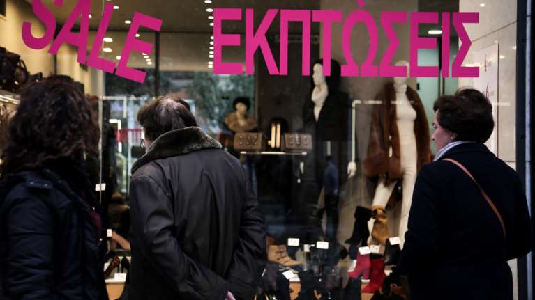 Λήγουν οι χειμερινές εκπτώσεις αλλά οι επιχειρήσεις συνεχίζουν τις προσφορές