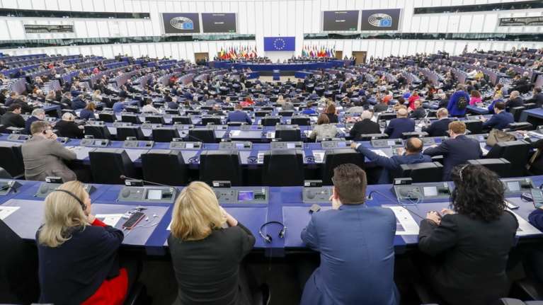 Ενός λεπτού σιγή στο Ευρωκοινοβούλιο για τα θύματα των 7,8 Ρίχτερ σε Τουρκία και Συρία