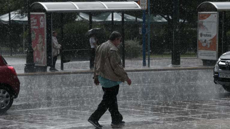 &quot;Άνοιξαν&quot; οι ουρανοί: Έντονη βροχόπτωση σε Σπάτα, Παλλήνη, Μαρκόπουλο και Κάντζα - Ερχεται στην Αθήνα [βίντεο]