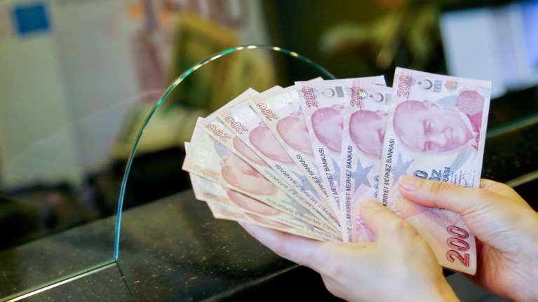 Τουρκία: Καταρρέει η τουρκική λίρα, αρνητικό ρεκόρ έναντι του δολαρίου - Η κεντρική τράπεζα μείωσε τα επιτόκια