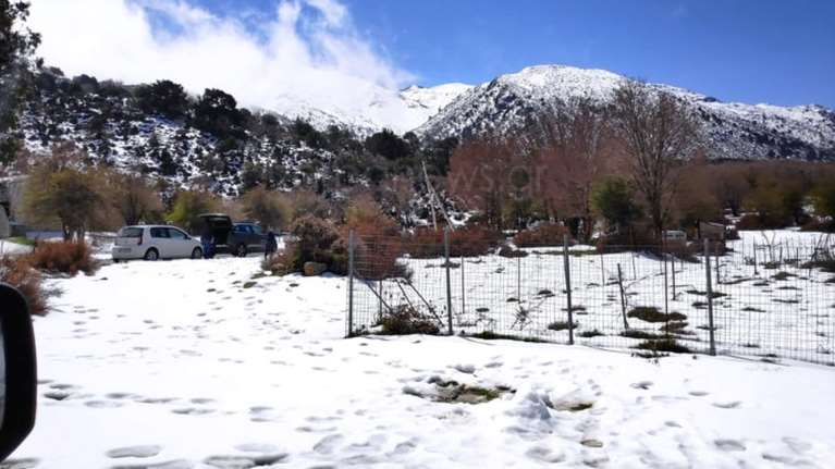 Στα Χανιά ο καιρός τρελάθηκε: Άλλοι πήγαν να λιαστούν κι άλλοι… απέδρασαν στα χιόνια του Ομαλού [Εικόνες+Βίντεο]