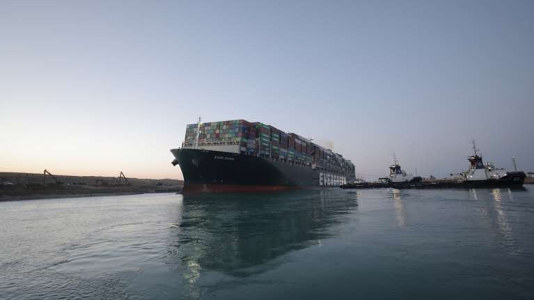 Επανέρχεται στην κανονικότητα η διώρυγα του Σουέζ: 140 πλοία αναμένεται να έχουν περάσει μέσα στην ημέρα