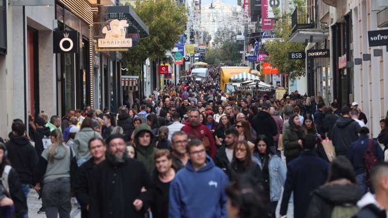 Black Friday: Γεμίζει κόσμο η Ερμού μετά τη νεροποντή - Είναι όλες οι προσφορές πραγματικές;  [βίντεο]