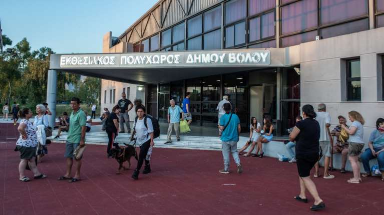 Βόλος: Στο Εκθεσιακό Κέντρο ο κόσμος που εγκατέλειψε τα σπίτια του λόγω φωτιάς [Εικόνες]