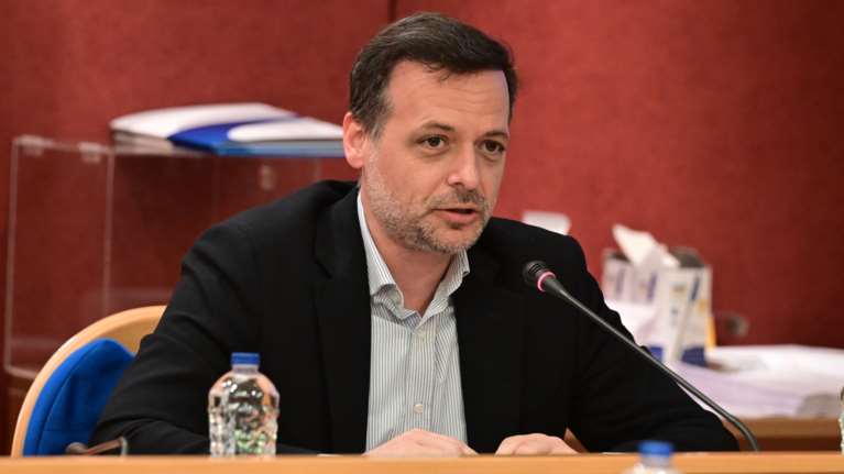 Ο Δούκας ετοιμάζει μνημείο για τα θύματα της τραγωδίας των Τεμπών - Κόντρα με Μπακογιάννη για το σβήσιμο των ονομάτων