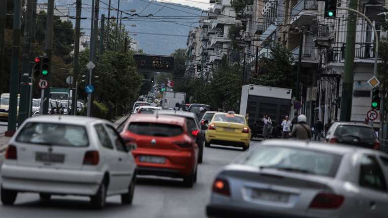 Στο κόκκινο οι δρόμοι: Μποτιλιάρισμα σε Κηφισό, Αττική Οδό και Κηφισίας –Σημειώθηκαν τρία τροχαία