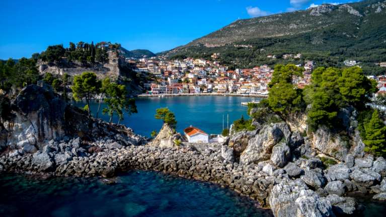 Η παραθαλάσσια κωμόπολη που γίνεται νέος εναλλακτικός προορισμός - Ιδανική για ράφτινγκ, καταδύσεις και πεζοπορία