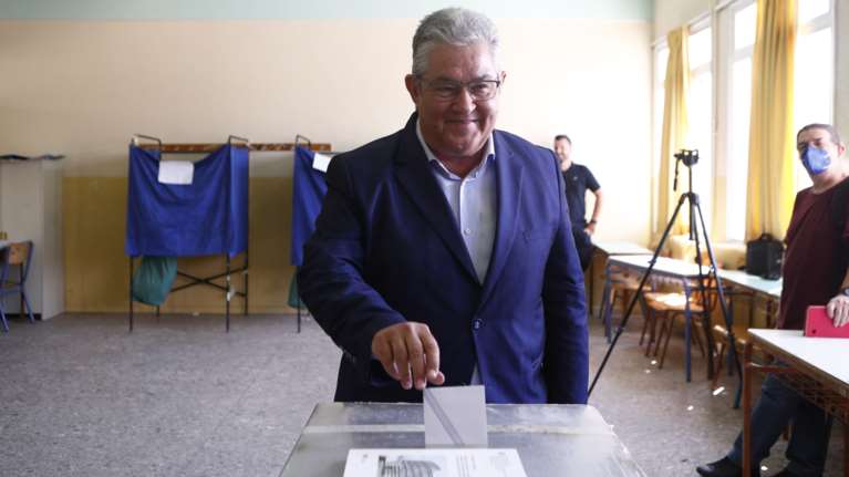 Ευρωεκλογές 2024: Ψήφισε ο Κουτσούμπας - Να ψηλώσουμε το μπόι του λαού, στο μπόι των ονείρων και των ανθρώπων [βίντεο]