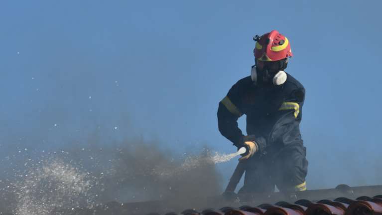 Συστάσεις Πνευμονολόγων: Τι πρέπει να κάνουν όσοι βρίσκονται κοντά στη φωτιά