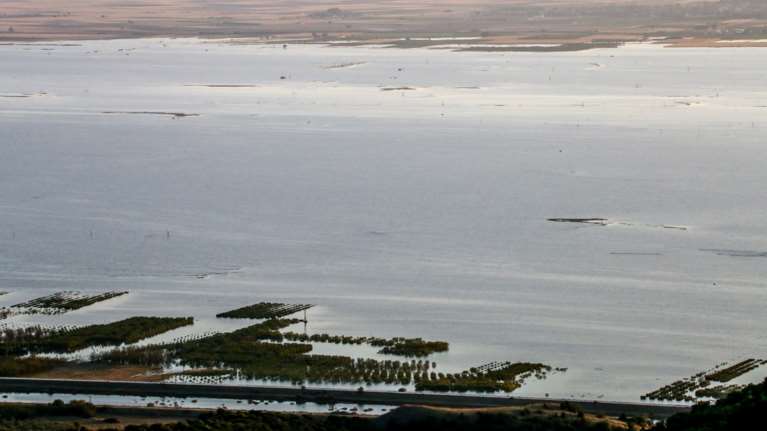 Υποχωρούν τα νερά στη λίμνη Κάρλα, χωρίς πόσιμο νερό για 13η ημέρα ο Βόλος - Καθαρίζονται οι ακτές από το &quot;Τyphoon&quot;