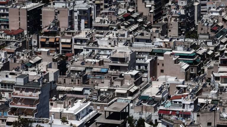 Οφειλές και φθορές κρατούν κλειστά χιλιάδες διαμερίσματα