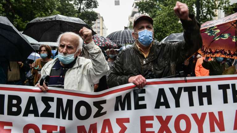 Συνταξιούχοι: Πορεία διαμαρτυρίας για το Ασφαλιστικό εν μέσω καταρρακτώδους βροχής [εικόνες]