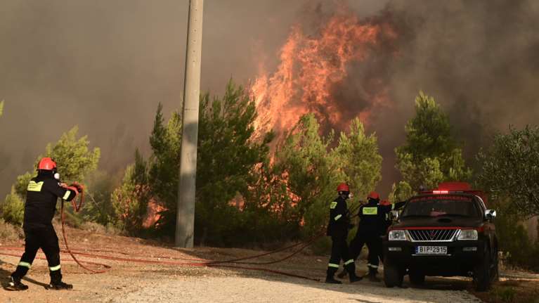"Η φωτιά στον Βαρνάβα δεν μπορεί να προκλήθηκε από κολόνα ρεύματος" λένε πηγές της ΕΛΑΣ