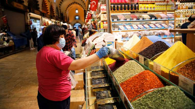 Κωμωδία: Ακυρώνει το lockdown σε 15 πόλεις ο Ερντογάν λόγω σφοδρών αντιδράσεων